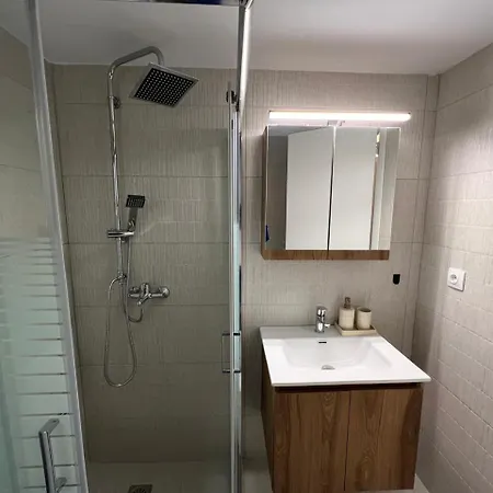 Loutraki's Seaside Serenity, 2 Bdrm Apartament Loutráki