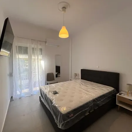 Loutraki's Seaside Serenity, 2 Bdrm דירה