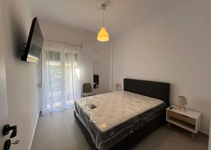 Loutraki's Seaside Serenity, 2 Bdrm דירה