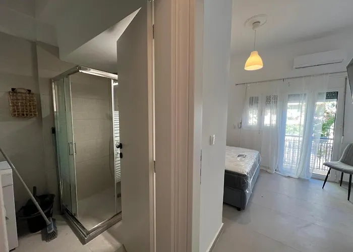 Loutraki's Seaside Serenity, 2 Bdrm Loutráki