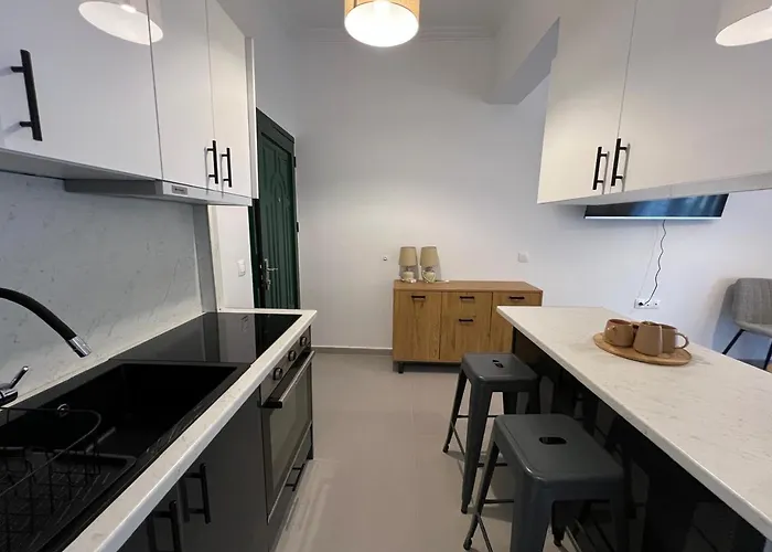 דירה Loutraki's Seaside Serenity, 2 Bdrm *