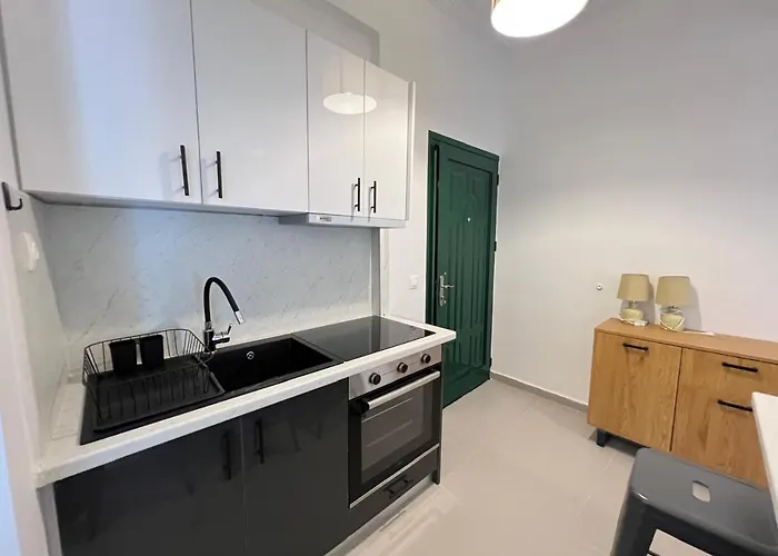 Loutraki's Seaside Serenity, 2 Bdrm Apartamento *